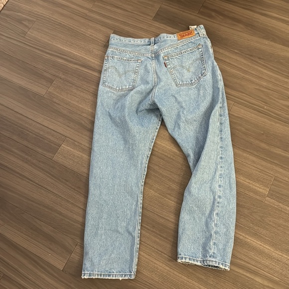 LEVIS- Classic light wash 501 women’s jeans 29x26 like new but worn a few times - Picture 2 of 2